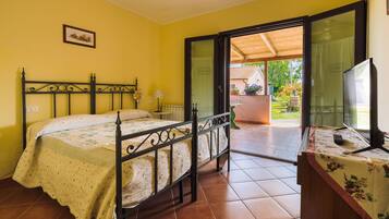 Room | Desk, rollaway beds, free WiFi, bed sheets