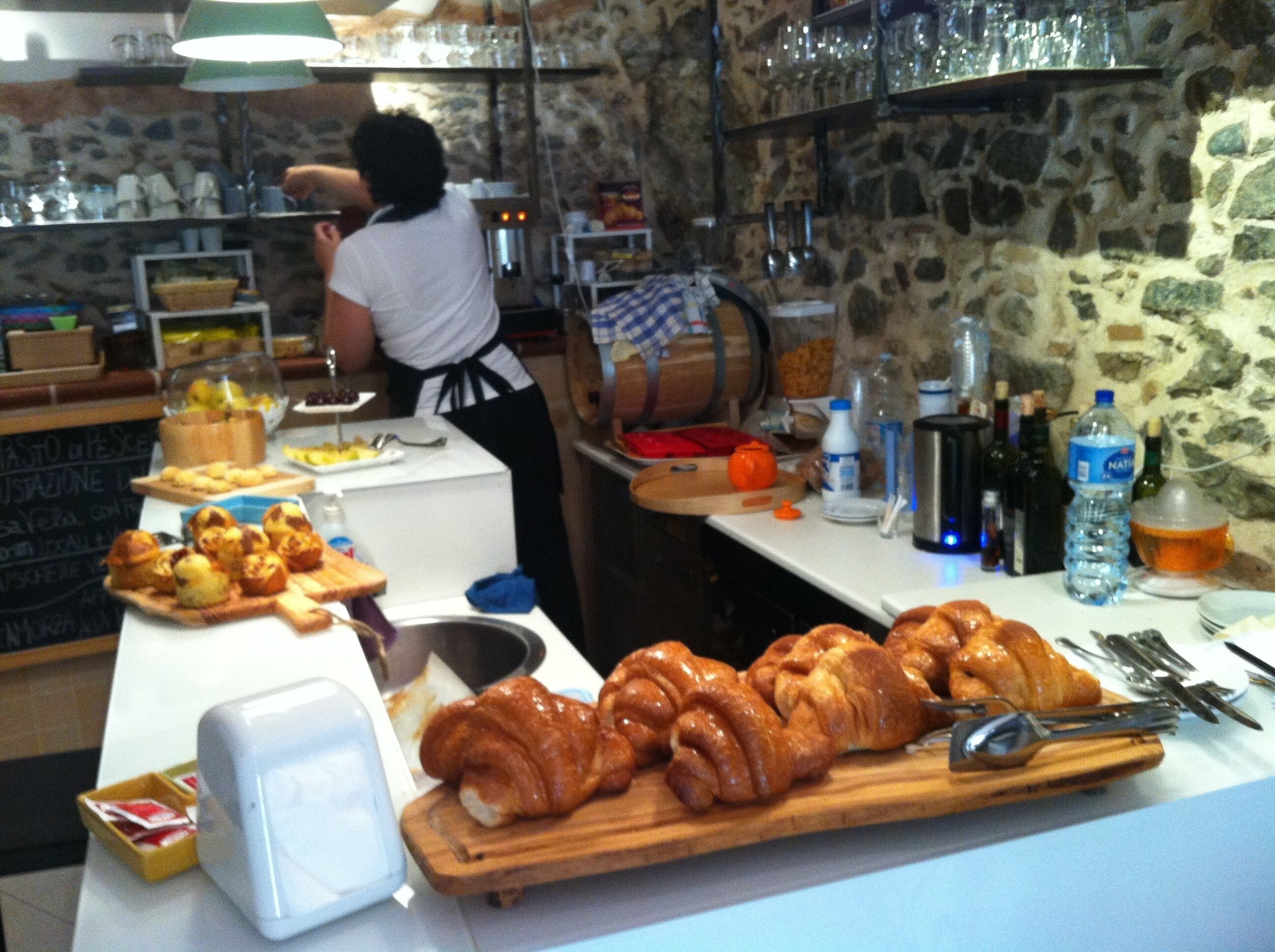 Wine bar, alfresco dining, open daily