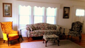 TV, fireplace, Netflix, streaming services - Welcome to  Mabel Rose - Delightful 3 bedroom home on the Eastern Shore (Salisbury)