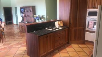 Rumah Keluarga, Beberapa Tempat Tidur, Bebas Asap Rokok | Dapur pribadi | Lemari es, microwave, oven, dan kompor