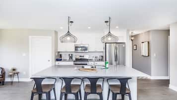 Refrigerador, microondas, horno, placa de cocina