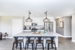 Fridge, microwave, oven, stovetop - SERENITY MODERN RENOVATED BEAUTIFUL BUNGALOW- in OLD TOWNE w Hot tub (Niagara-on-the-Lake)