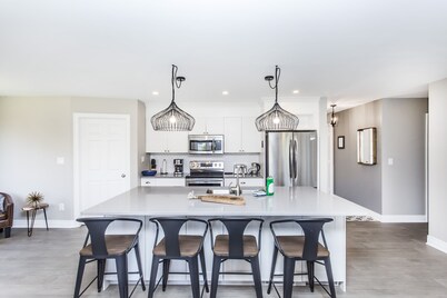 SERENITY MODERN RENOVATED BEAUTIFUL BUNGALOW- in OLD TOWNE w Hot tub