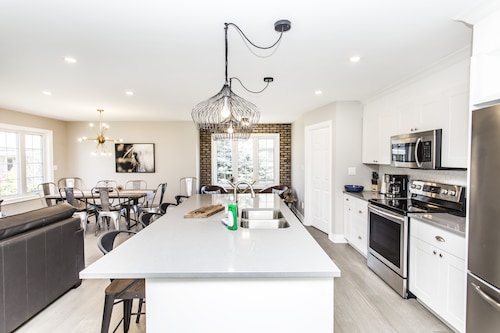 SERENITY MODERN RENOVATED BEAUTIFUL BUNGALOW- in OLD TOWNE w Hot tub