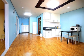 Family Ocean Room B | Living area - Jeju Beach House (Jeju City)