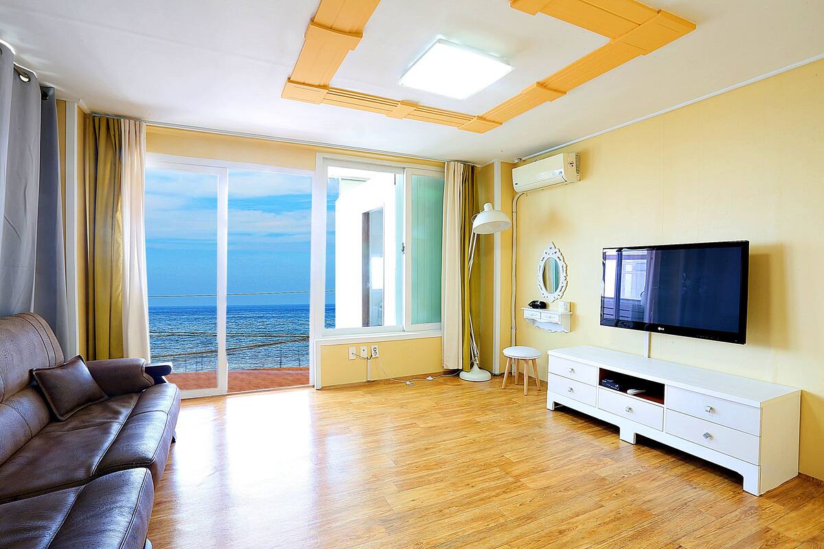 Family Ocean Room A | Living room