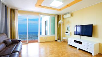 Chambre Familiale (A) | Salle de séjour