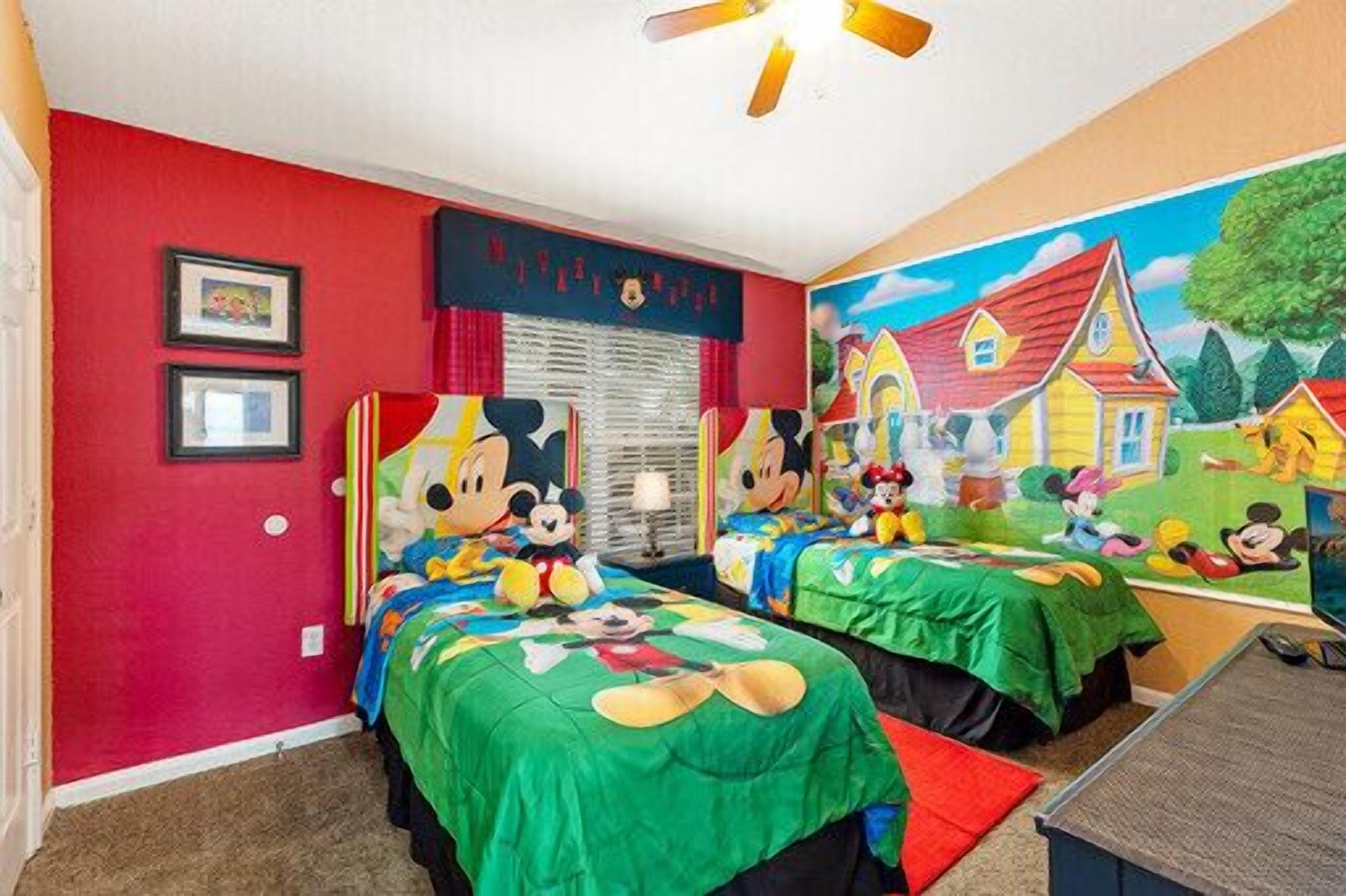 3 BR.  2 Miles to Disney, pool, spa, water park, game room, free Wi-Fi and more.