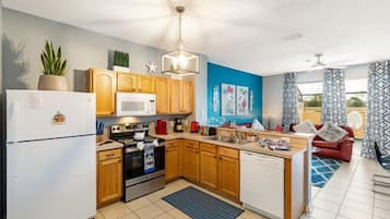 Een koelkast, een magnetron, een oven, een kookplaat