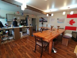 Microwave, oven, toaster, cookware/dishes/utensils - Refugio Bulnes Hostal (Natales)