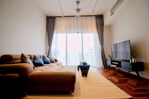 Superior Condo, 1 Bedroom | Ruang tamu | TV LED, Netflix