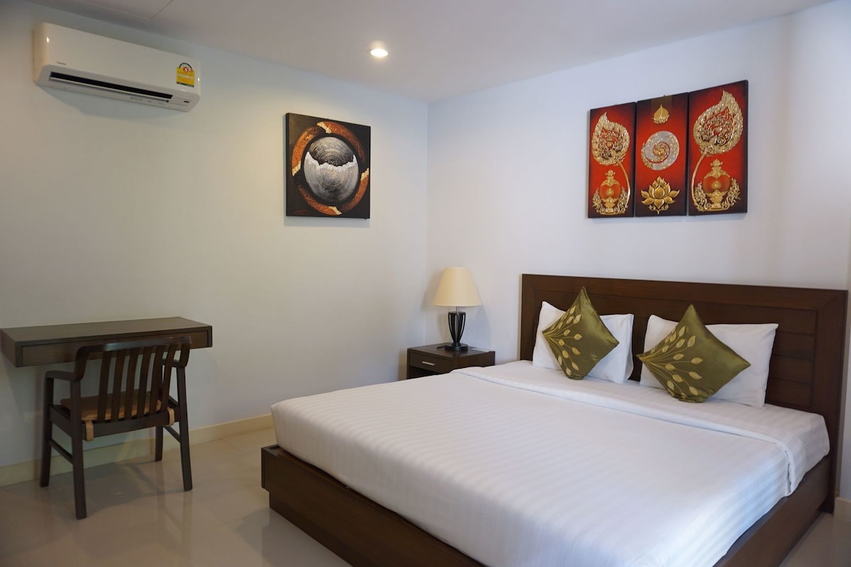Minibar, escritorio y wifi gratis