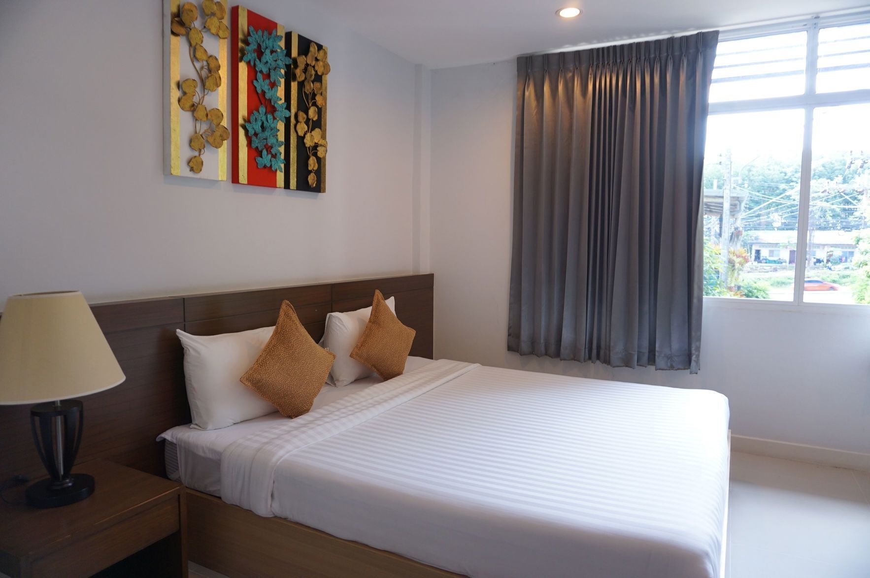 Minibar, desk, free WiFi