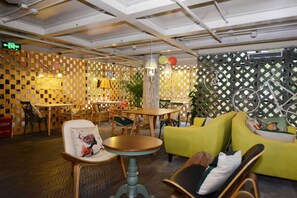 Lobby sitting area - J Trip Youth Hostel (Shanghai)