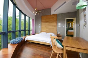 Chambre supérieure double | Rideaux d’obscurcissement, accès au Wi-Fi (inclus), literie fournie