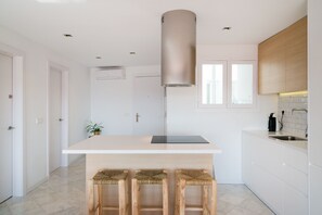 Een koelkast, een oven, een kookplaat, een koffiezetapparaat/waterkoker