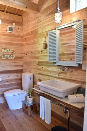 Private Vacation Home | Bathroom | Shower, free toiletries, hair dryer