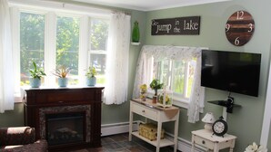 Maison « Premier », 2 chambres, réfrigérateur et four à micro-ondes, vue partielle sur le lac | Salle de séjour