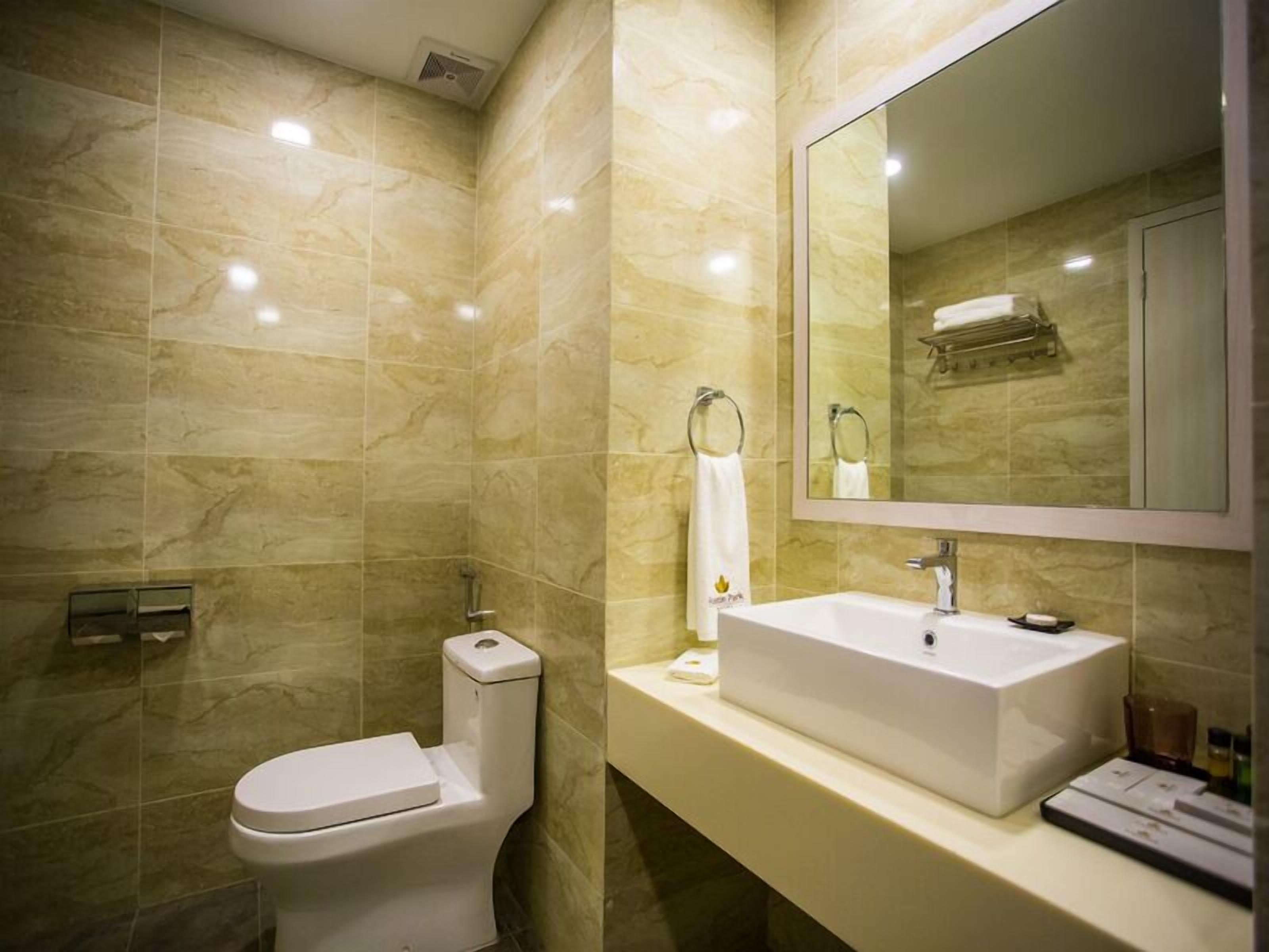 shower, rainfall showerhead, free toiletries, hair dryer