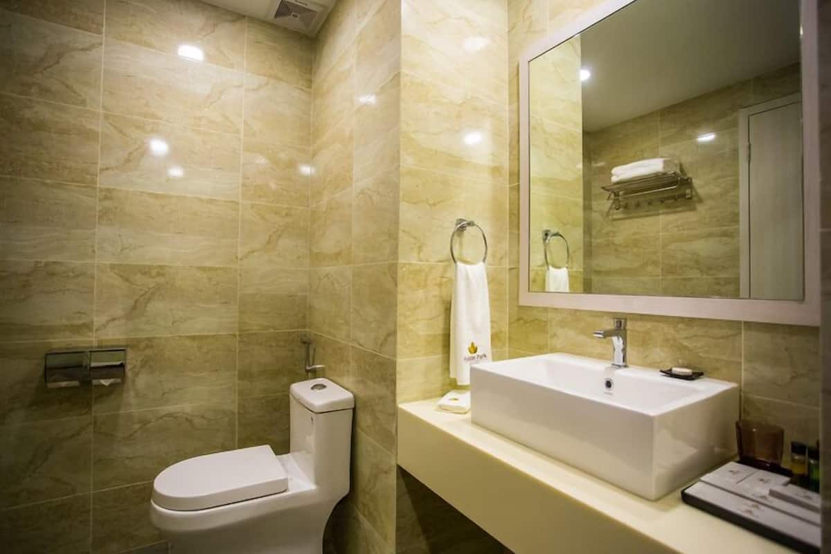 shower, rainfall showerhead, free toiletries, hair dryer