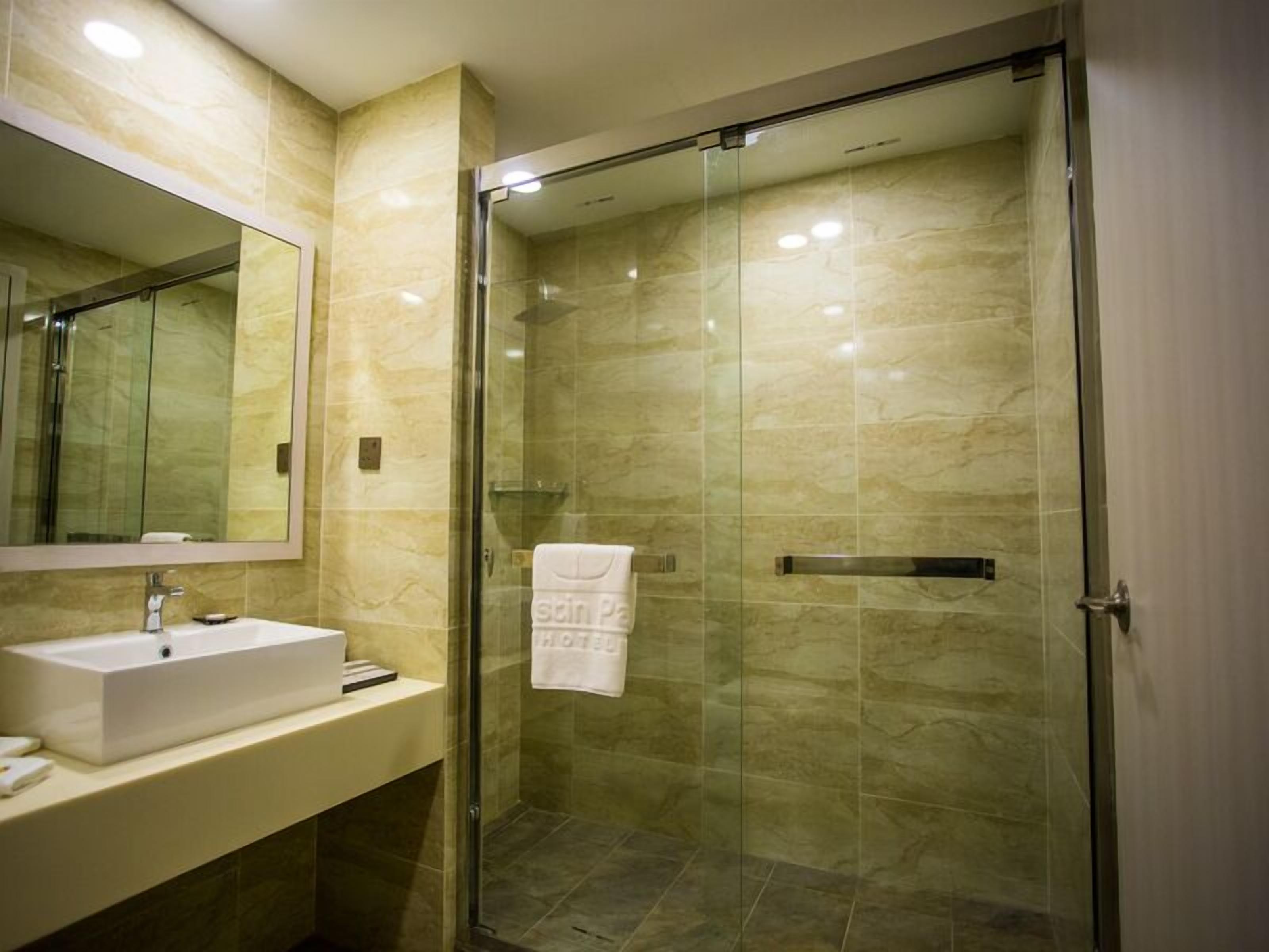 shower, rainfall showerhead, free toiletries, hair dryer