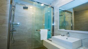 Een douche, een regendouche, gratis toiletartikelen, een haardroger