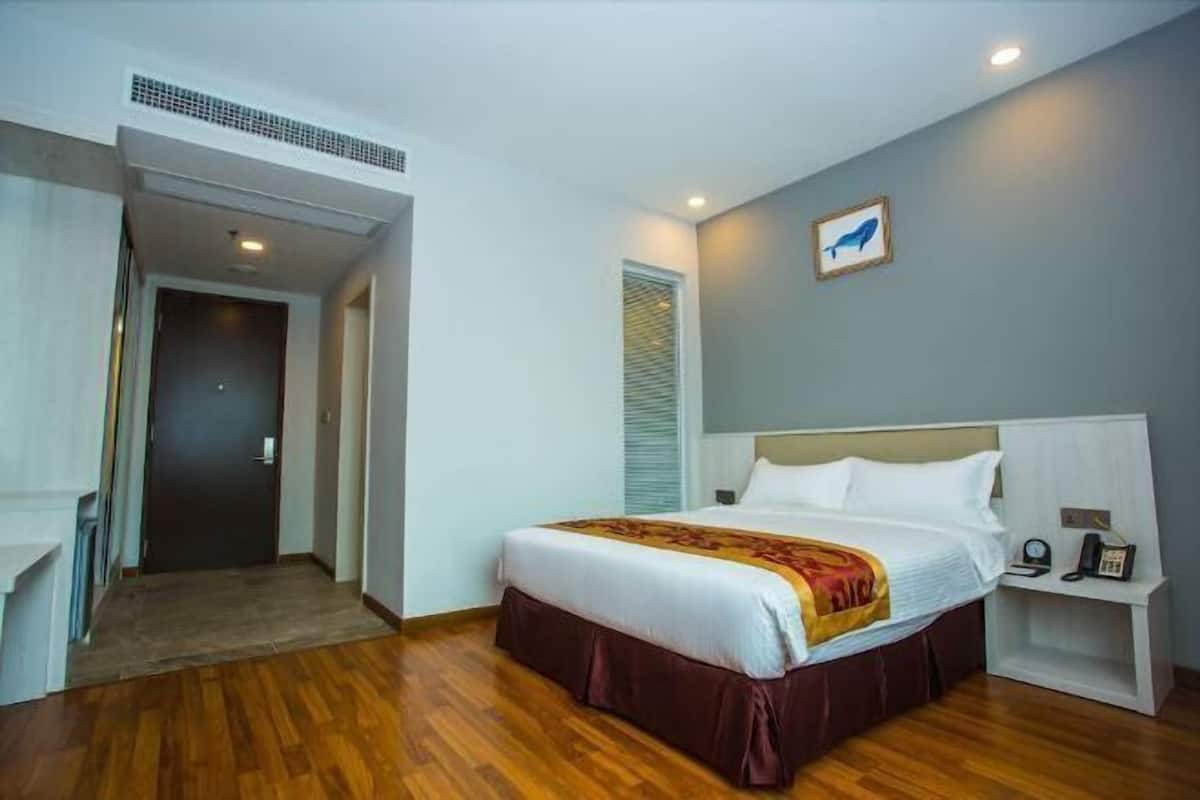 1 bedroom, in-room safe, desk, soundproofing