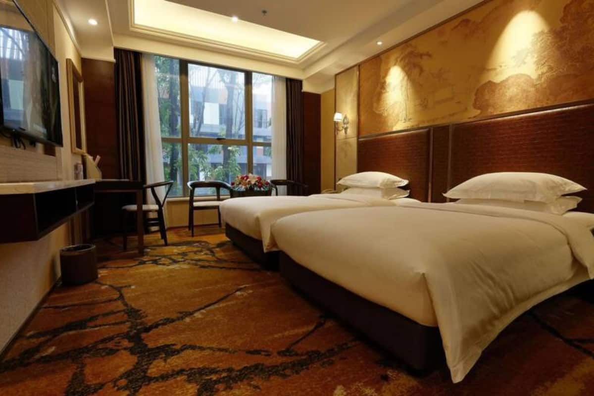 Deluxe Twin Room | In-room safe, desk, blackout drapes, free WiFi