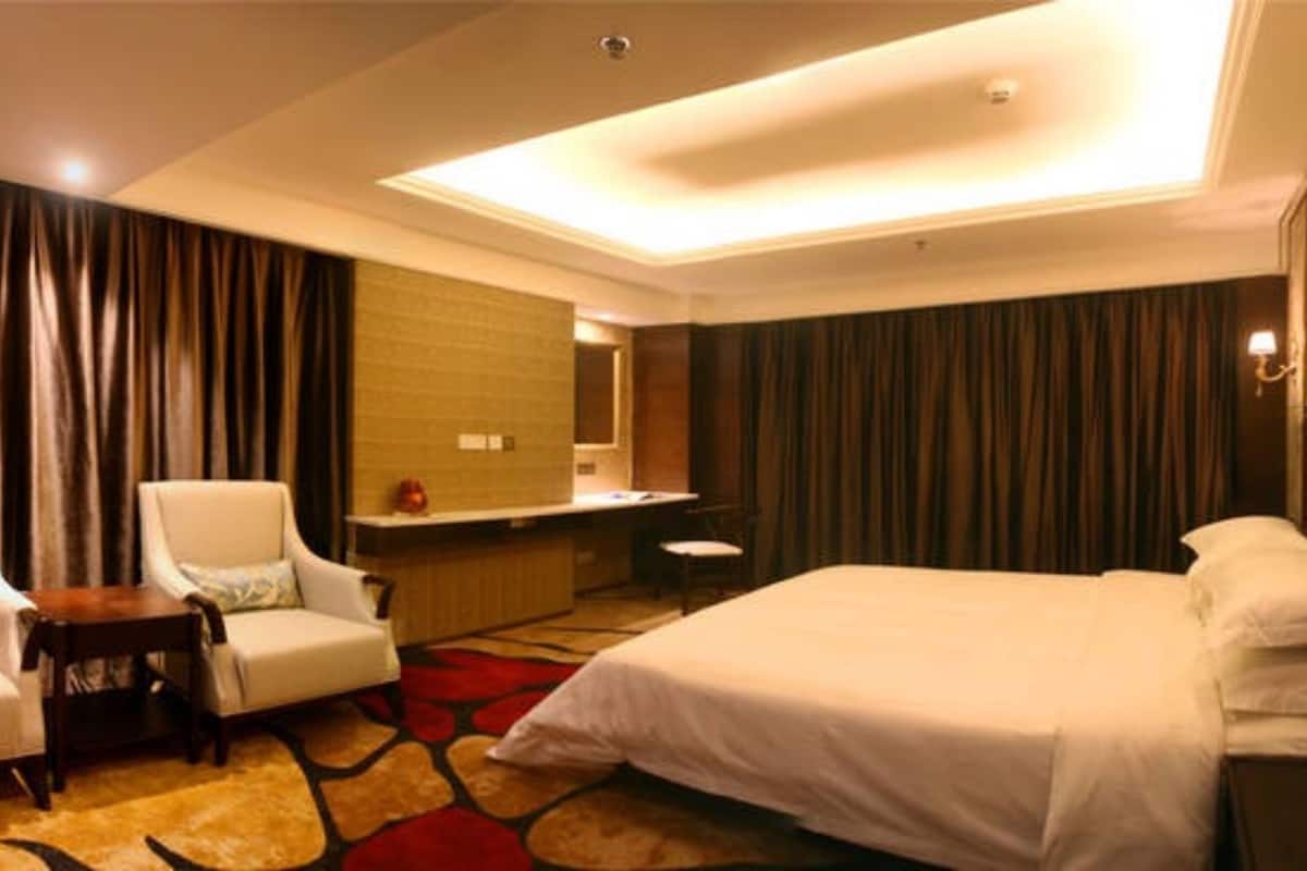 Deluxe Double Room | In-room safe, desk, blackout drapes, free WiFi