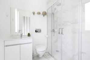 Shower, hair dryer, bidet, towels - Tile House 95, Penha de França (Lisboa)