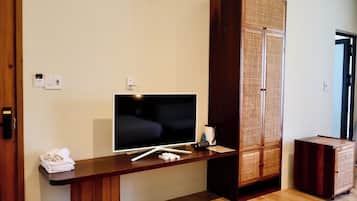 Phòng Deluxe | Bộ đồ giường cao cấp, nệm có lớp đệm bông, bàn