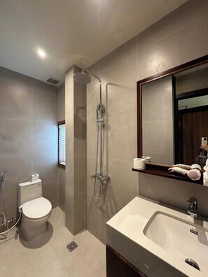 Economy-Zimmer | Badezimmer | Dusche, Designer-Toilettenartikel, Haartrockner, Hausschuhe