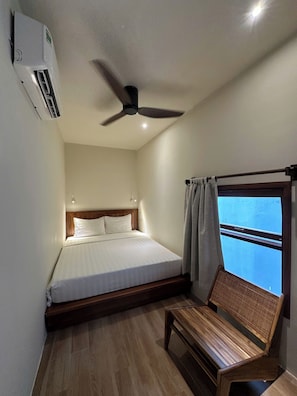 Habitación económica | Ropa de cama de alta calidad y colchones con acolchado adicional