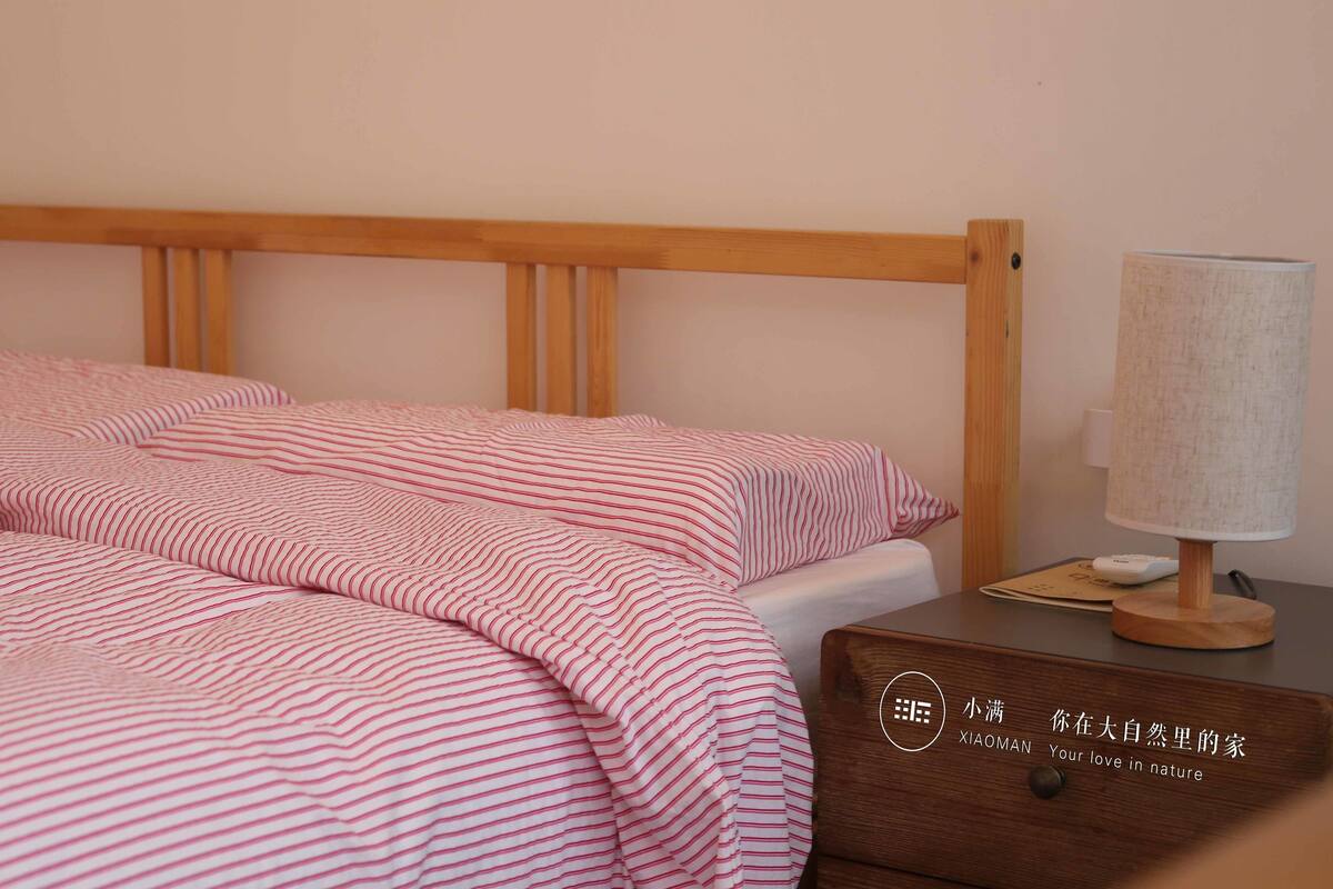 Escritorio, cortinas blackout, wifi gratis y ropa de cama