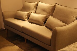 Escritorio, cortinas blackout, wifi gratis y ropa de cama