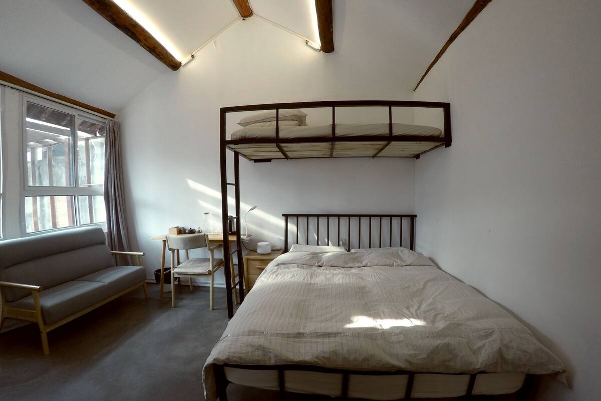Escritorio, cortinas blackout, wifi gratis y ropa de cama