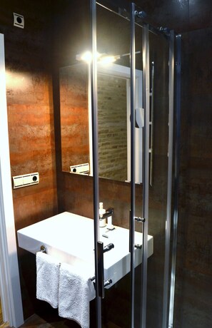 Shower, hair dryer, towels, soap - GREAT APARTMENT IN CASCO ANTIGUO (Sevilla)