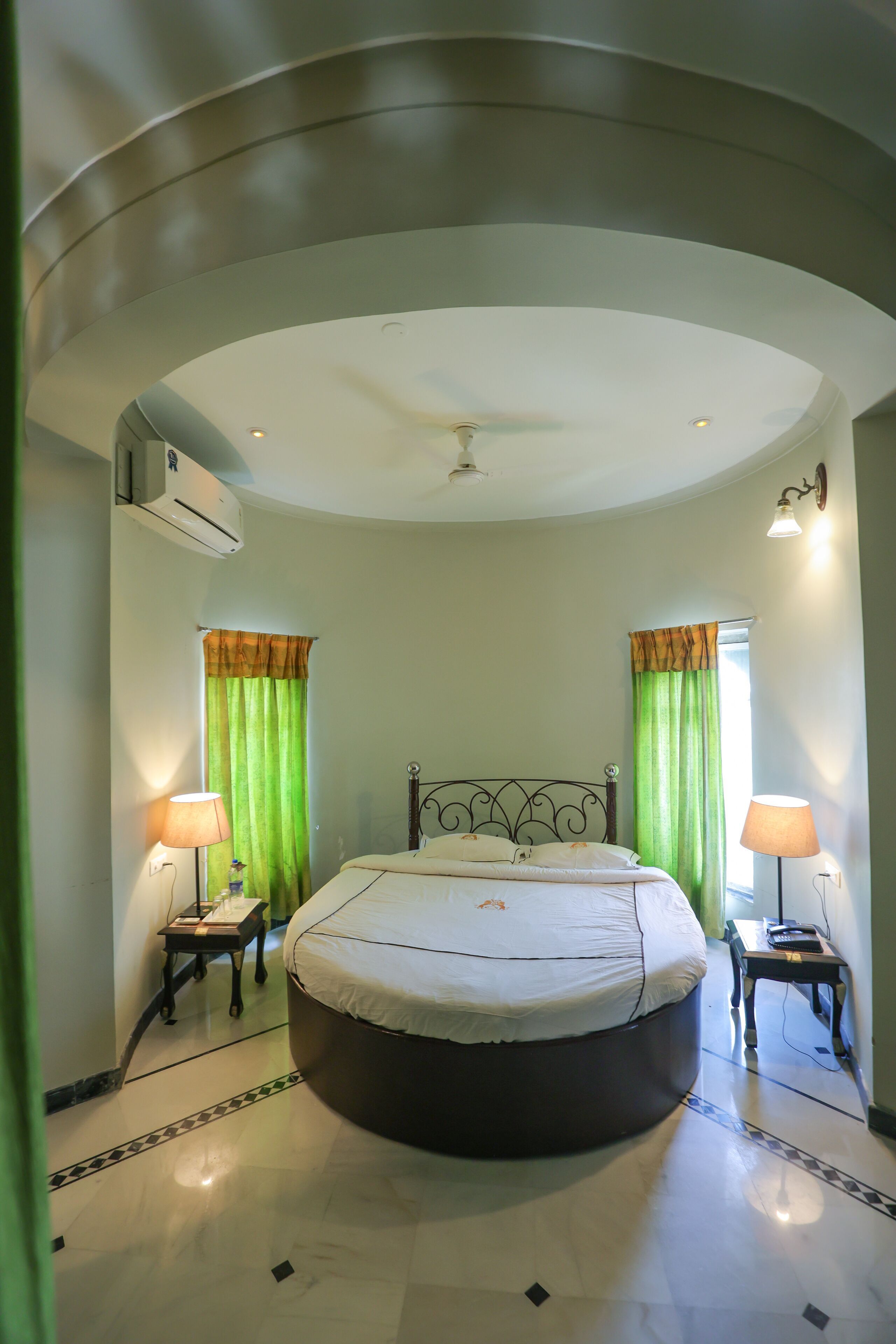 1 غرفة نوم وخزنة داخل الغرفة ومكتب وستائر تعتيم