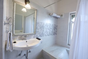 Een douche, gratis toiletartikelen, badjassen, pantoffels