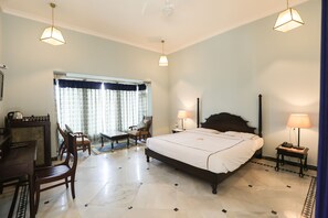 1 habitación, caja de seguridad en la habitación y escritorio 