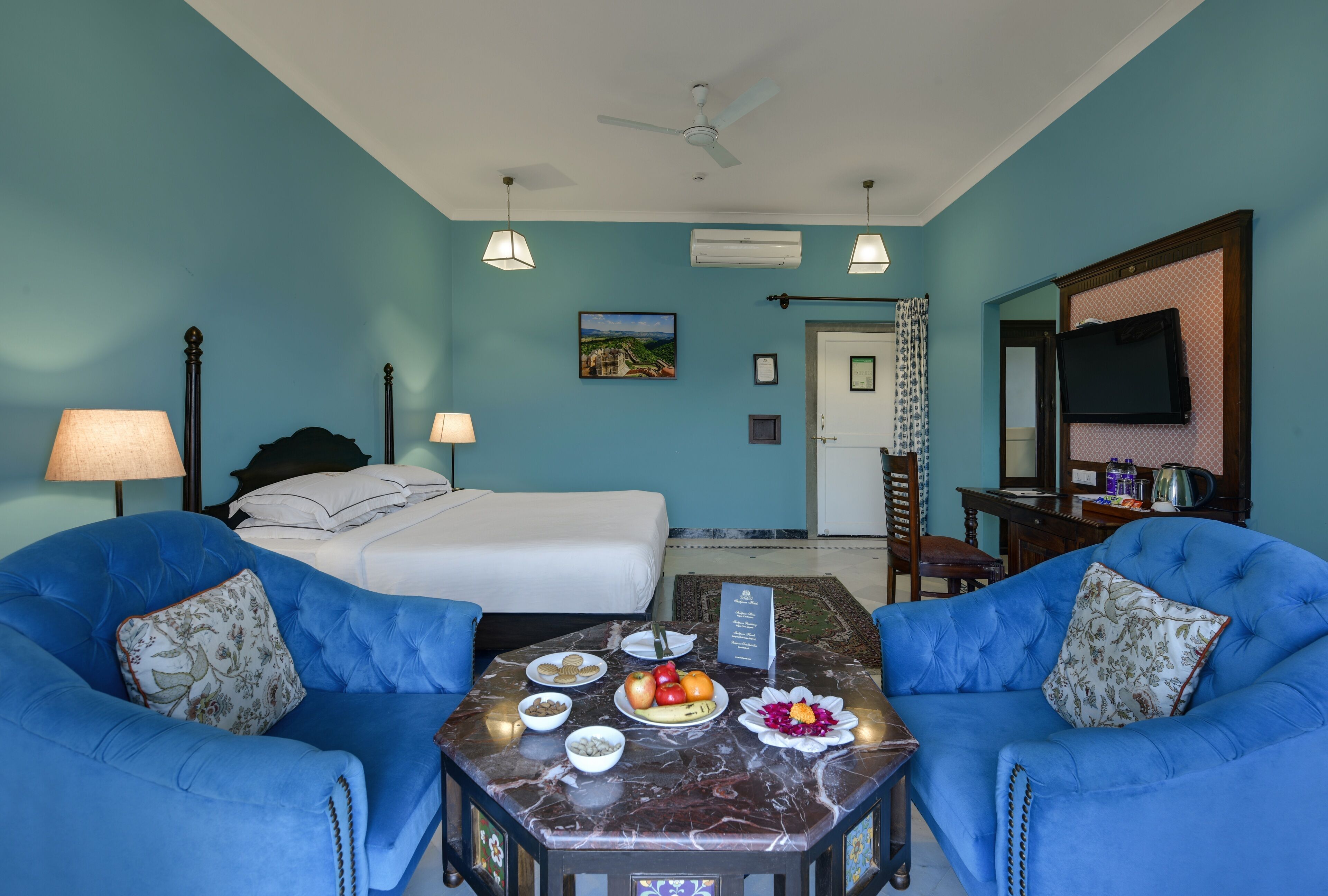 1 間睡房、房內夾萬、書桌、遮光窗簾/窗簾