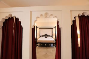 1 habitación, caja de seguridad en la habitación y escritorio 