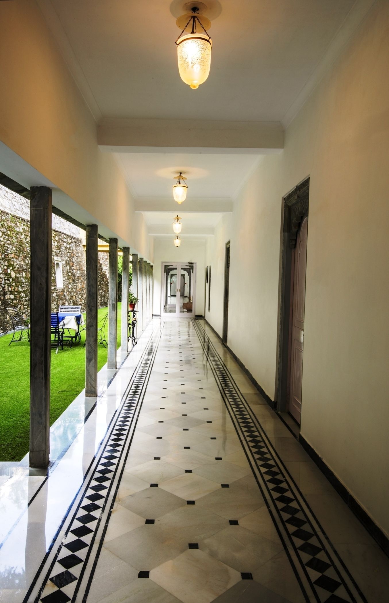 المنشأة من الداخل