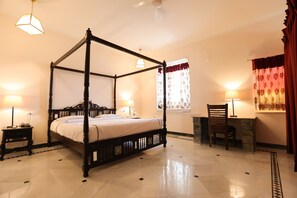 1 chambre, coffre-fort, bureau, rideaux d’obscurcissement