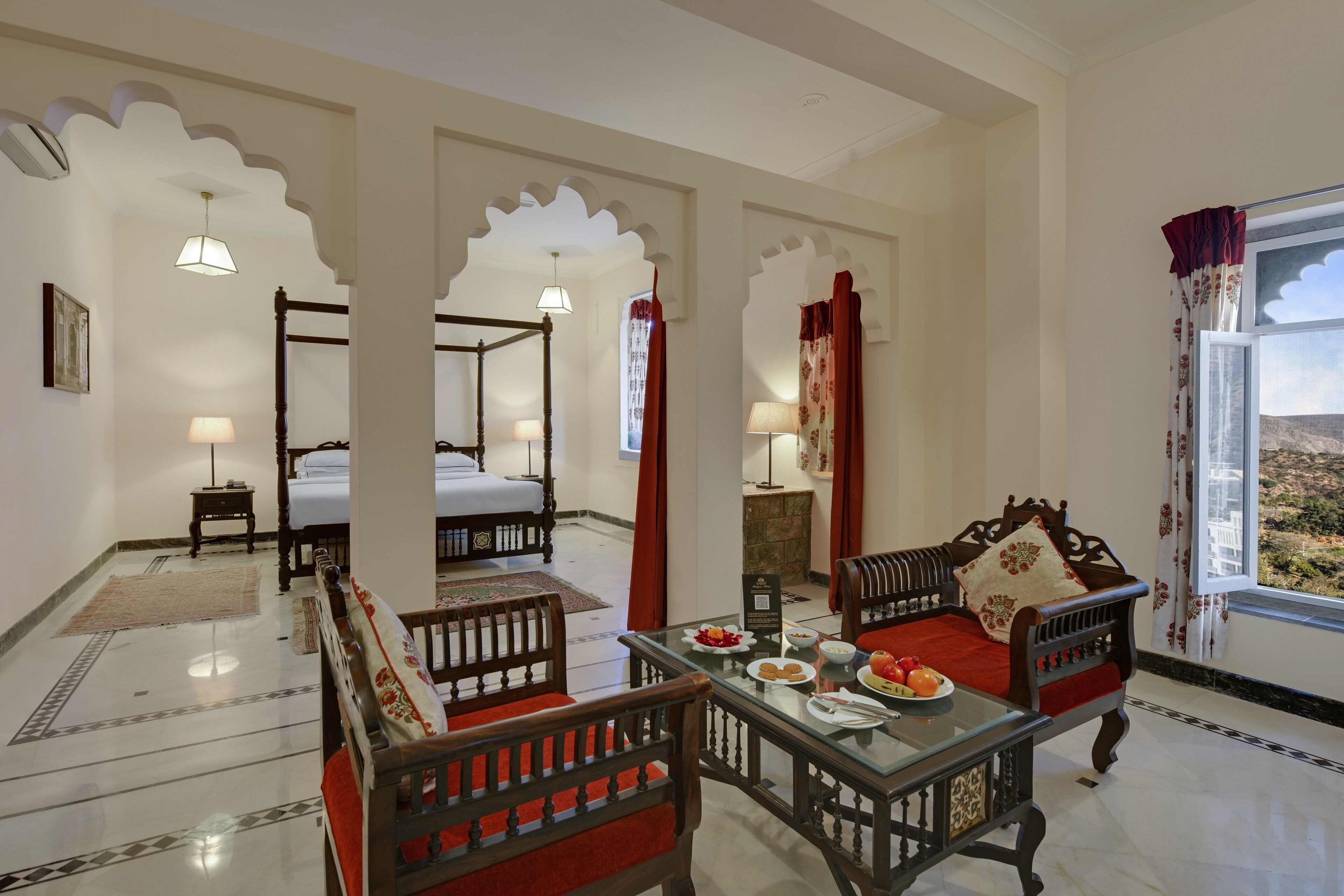 1 slaapkamer, een kluis op de kamer, een bureau