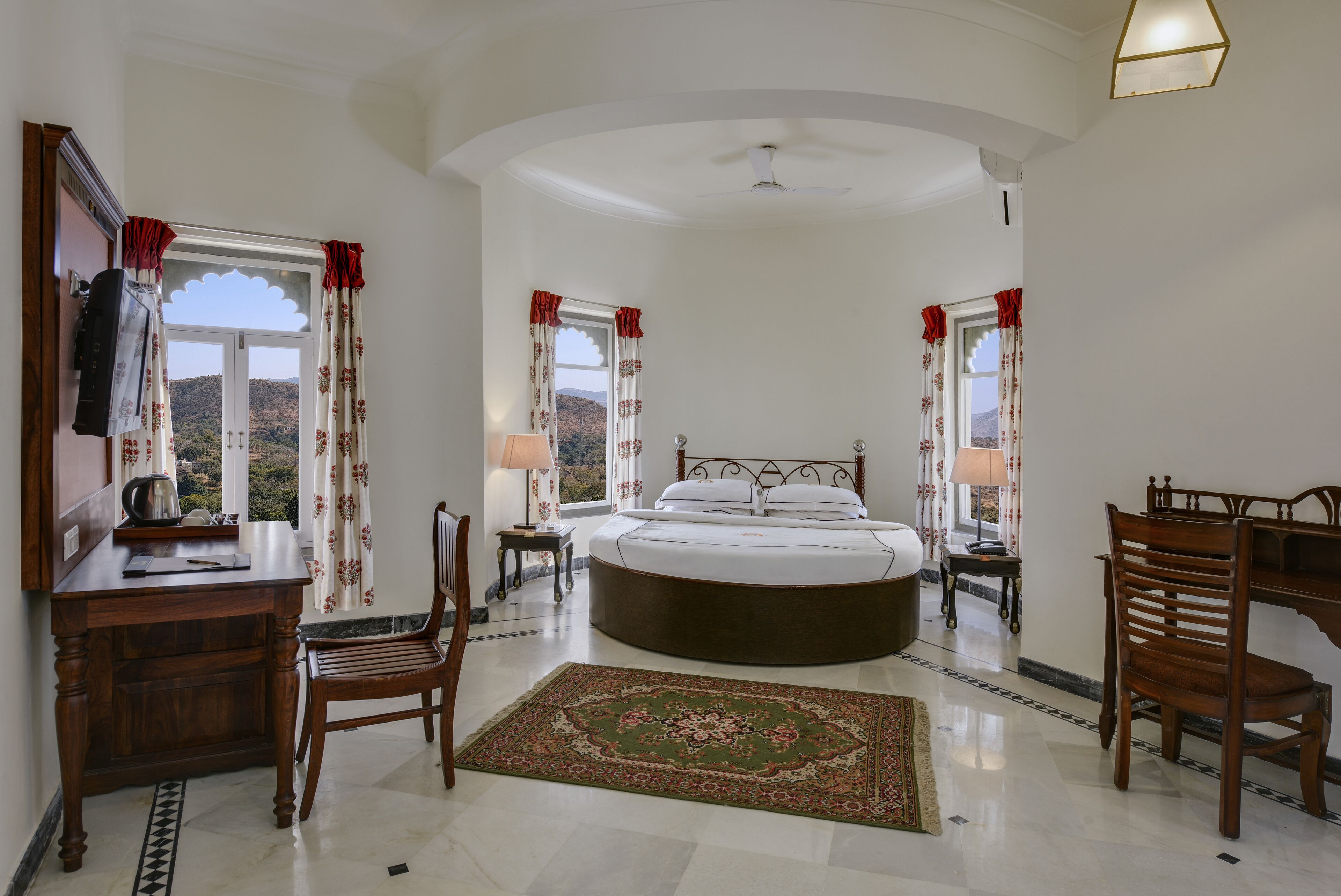 Suite Room | 1 bedroom, in-room safe, desk, blackout drapes