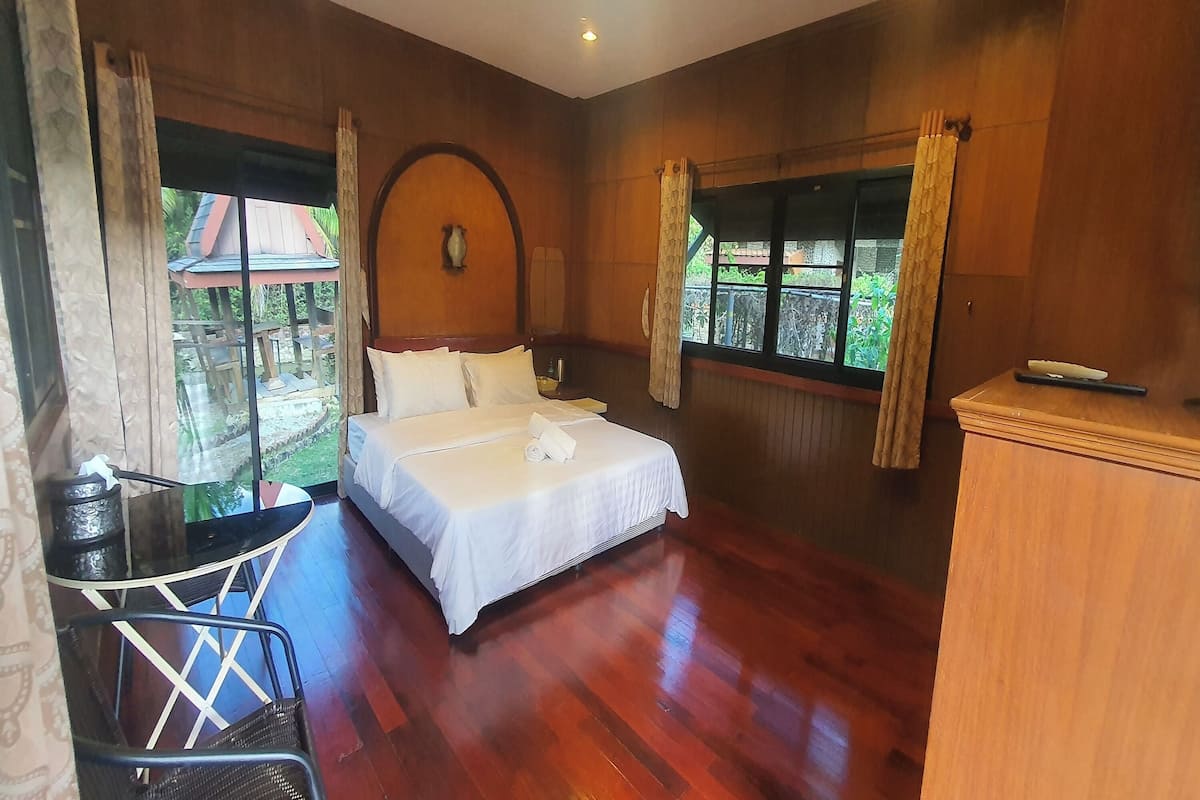 Bungalow estándar | 1 habitación, escritorio, wifi gratis y ropa de cama