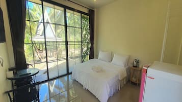 Standard Bungalow | Desk, free WiFi, bed sheets