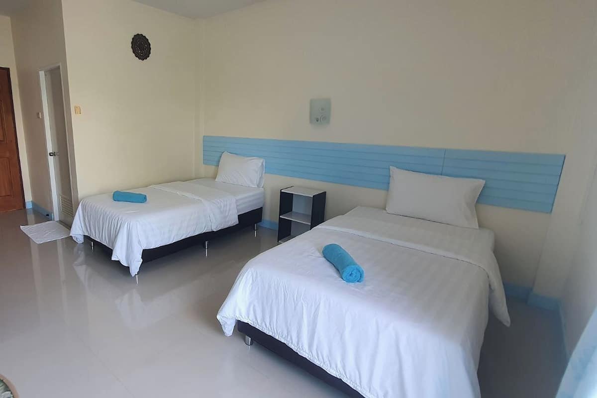 Habitación estándar con 2 camas individuales, baño privado | 1 habitación, escritorio, wifi gratis y ropa de cama