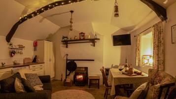 Een televisie en een open haard